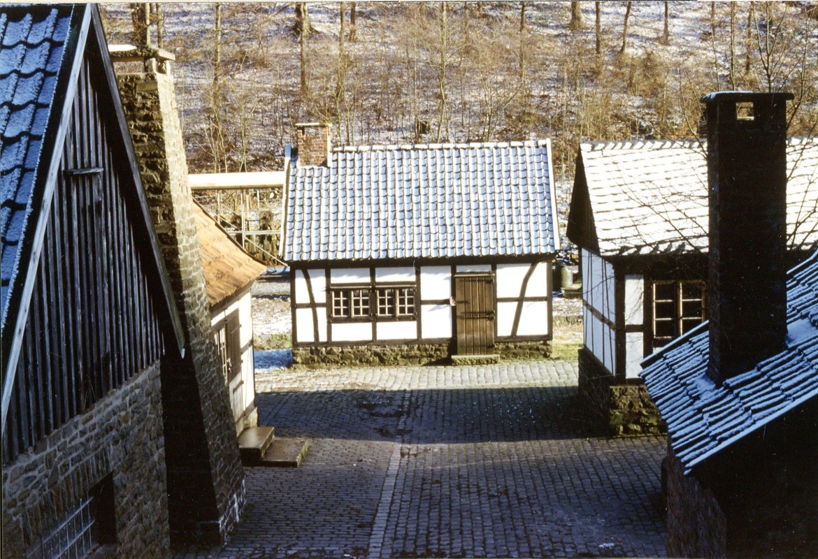 Blick auf ein kleines Fachwerkhaus